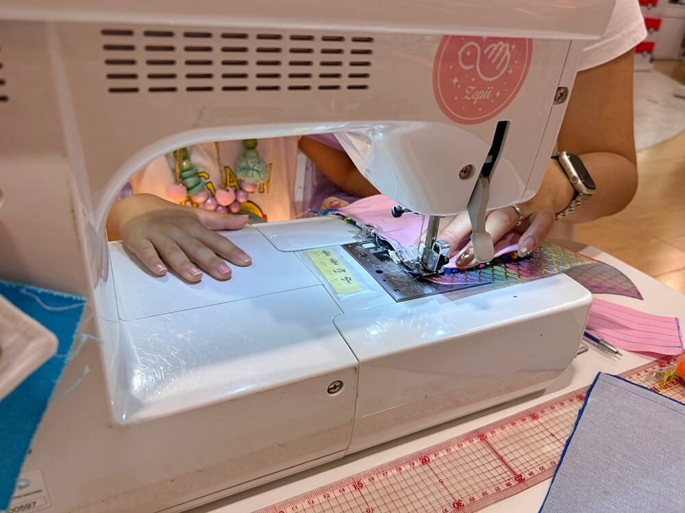 台中親子DIY【知品兒童縫紉】帶孩子來動手做包包 自己搭配超有成就感 每個月都有不同主題包包喔 - 第15張圖
