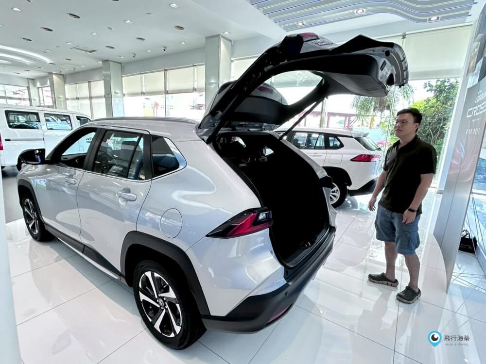 我們交車啦 Toyota Yaris Cross開箱 歡迎我們家銀優 - 第6張圖 Toyota Yaris Cross後車門自動打開(潮玩版)