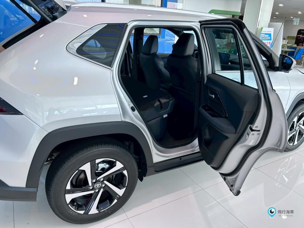 我們交車啦 Toyota Yaris Cross開箱 歡迎我們家銀優 - 第5張圖 Toyota Yaris Cross側面與車門打開的空間示意