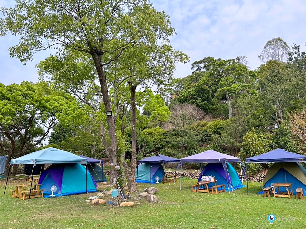 苗栗【藍鵲渡假莊園】合掌村 小木屋露營區超美麗 滑梯沙坑玩水設施 入夜更美麗