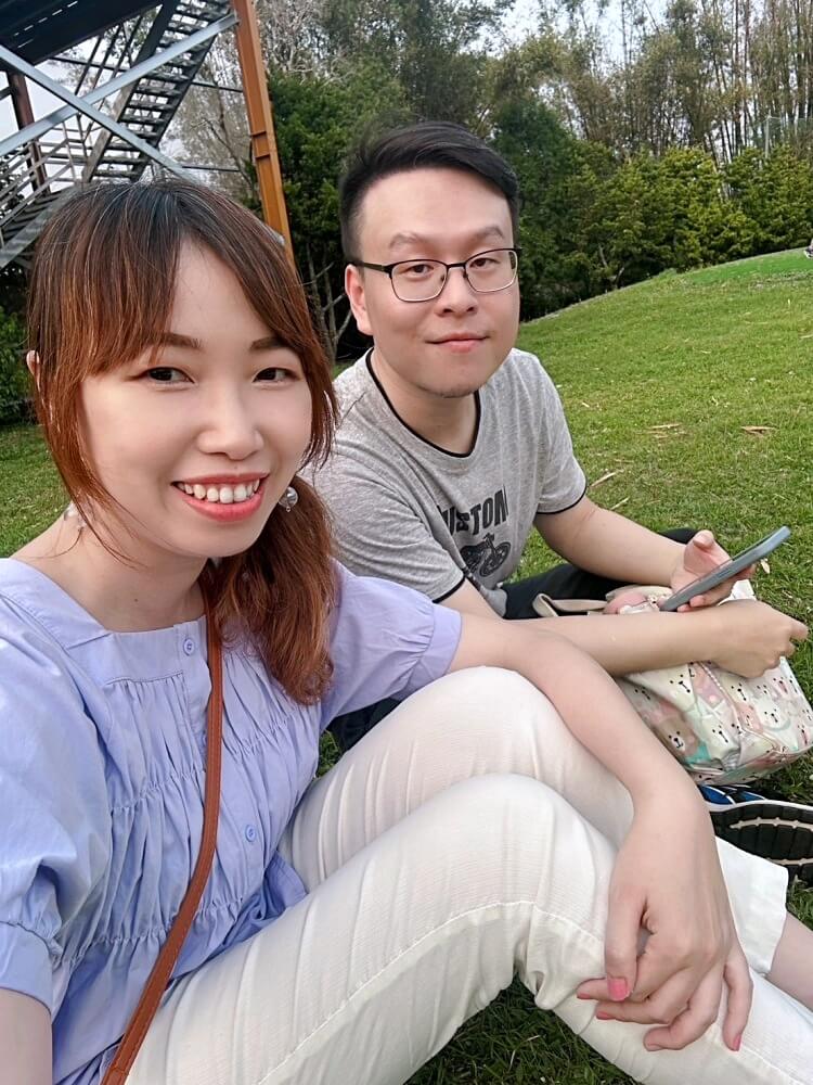 苗栗【藍鵲渡假莊園】合掌村 小木屋露營區超美麗 滑梯沙坑玩水設施 入夜更美麗