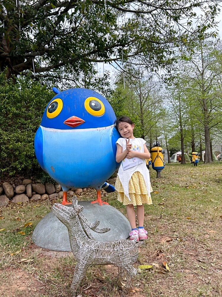 苗栗【藍鵲渡假莊園】合掌村 小木屋露營區超美麗 滑梯沙坑玩水設施 入夜更美麗