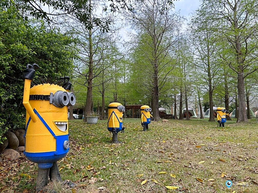 苗栗【藍鵲渡假莊園】合掌村 小木屋露營區超美麗 滑梯沙坑玩水設施 入夜更美麗