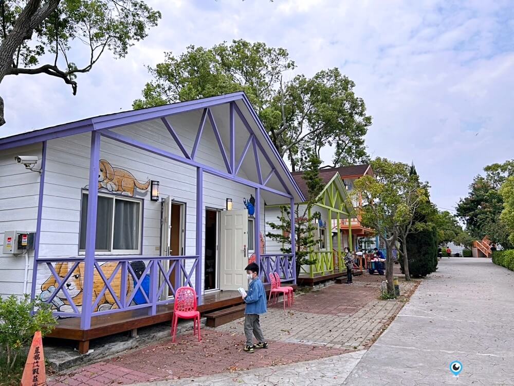苗栗【藍鵲渡假莊園】合掌村 小木屋露營區超美麗 滑梯沙坑玩水設施 入夜更美麗