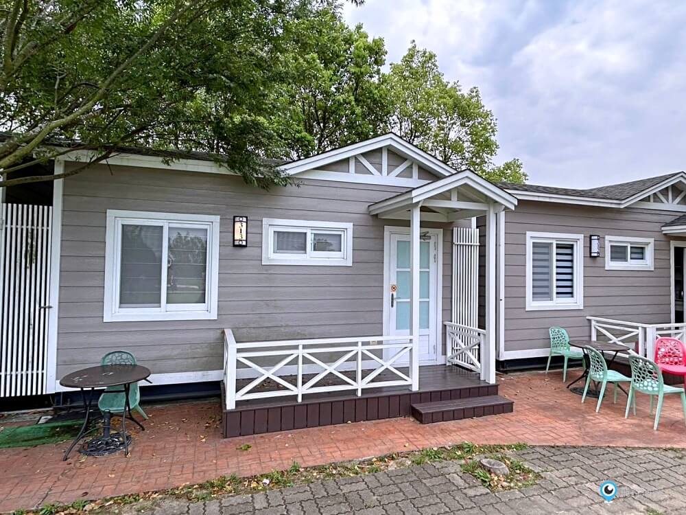 苗栗【藍鵲渡假莊園】合掌村 小木屋露營區超美麗 滑梯沙坑玩水設施 入夜更美麗