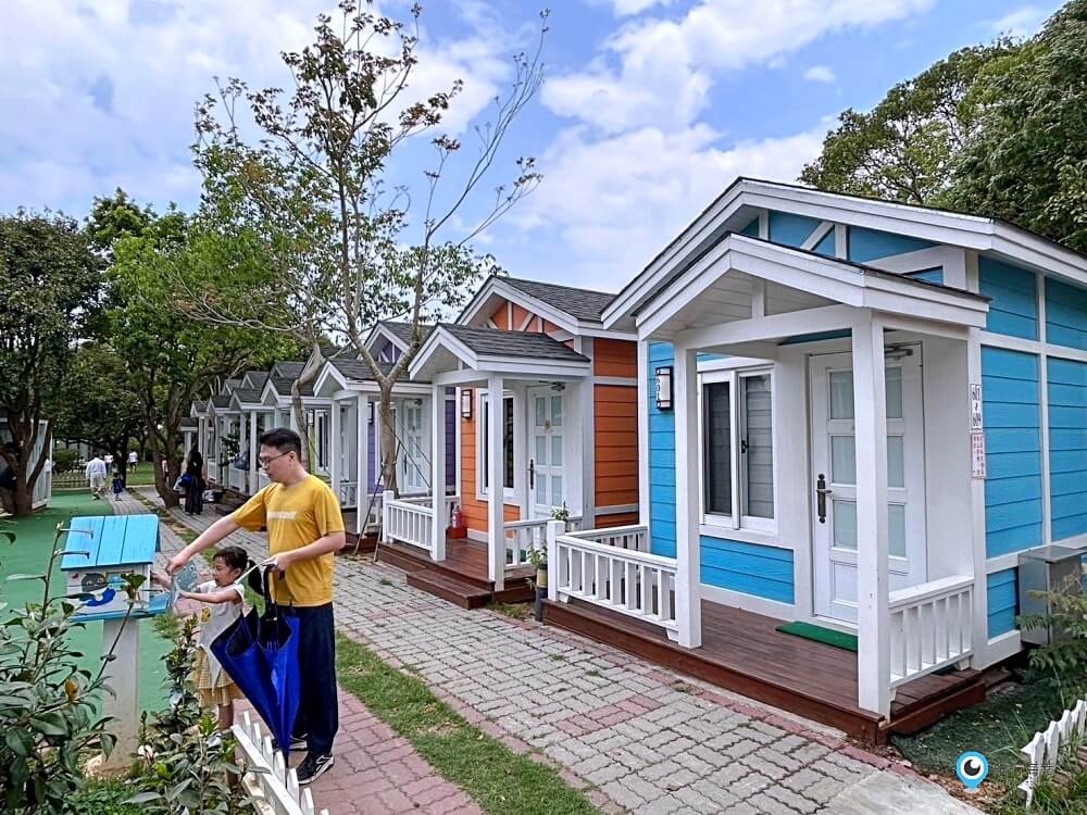 苗栗【藍鵲渡假莊園】合掌村 小木屋露營區超美麗 滑梯沙坑玩水設施 入夜更美麗