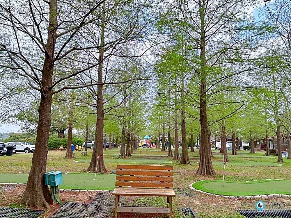 苗栗【藍鵲渡假莊園】合掌村 小木屋露營區超美麗 滑梯沙坑玩水設施 入夜更美麗