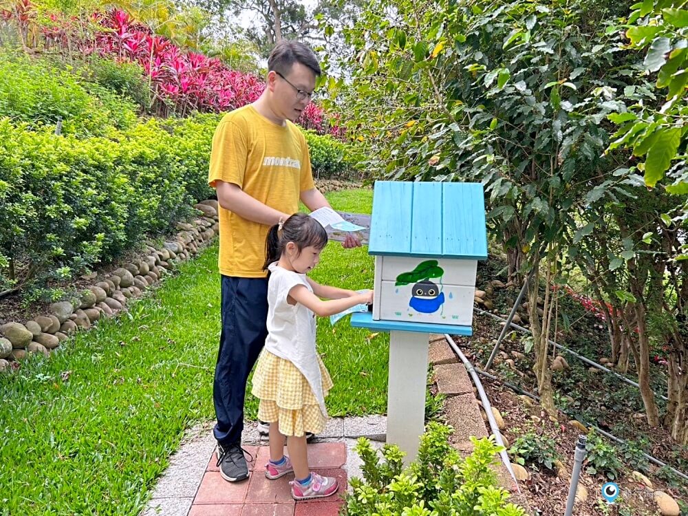 苗栗【藍鵲渡假莊園】合掌村 小木屋露營區超美麗 滑梯沙坑玩水設施 入夜更美麗