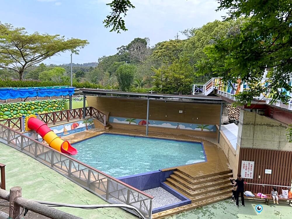 苗栗【藍鵲渡假莊園】合掌村 小木屋露營區超美麗 滑梯沙坑玩水設施 入夜更美麗