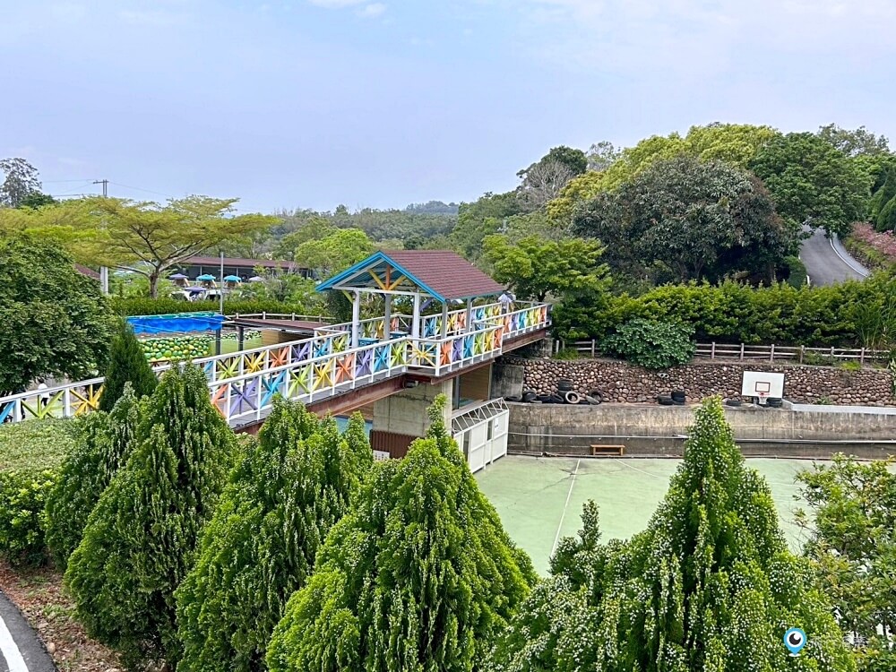 苗栗【藍鵲渡假莊園】合掌村 小木屋露營區超美麗 滑梯沙坑玩水設施 入夜更美麗