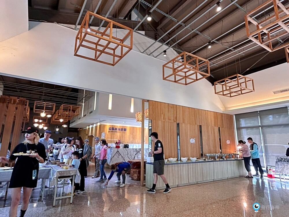 苗栗【藍鵲渡假莊園】合掌村 小木屋露營區超美麗 滑梯沙坑玩水設施 入夜更美麗