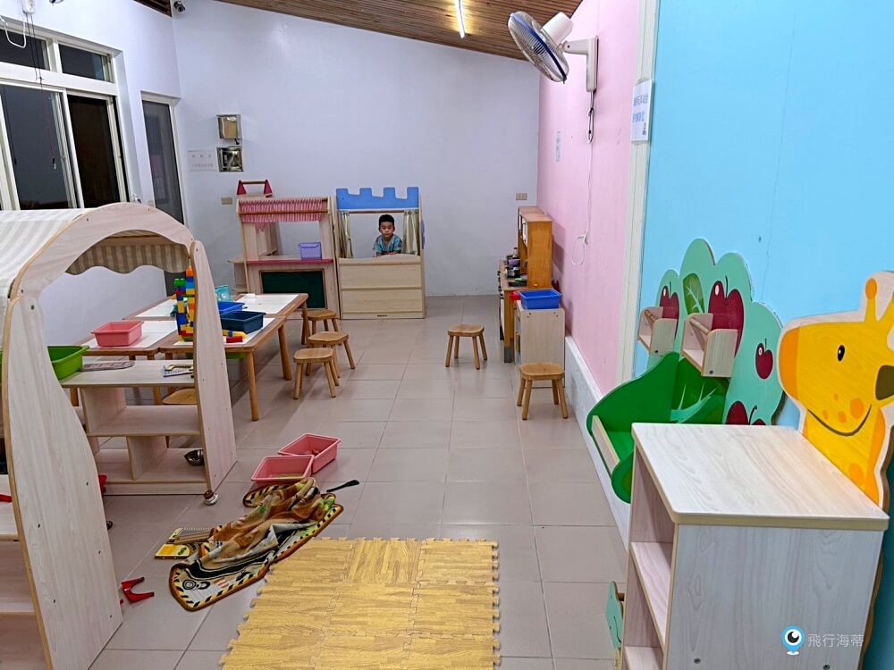 苗栗【藍鵲渡假莊園】合掌村 小木屋露營區超美麗 滑梯沙坑玩水設施 入夜更美麗