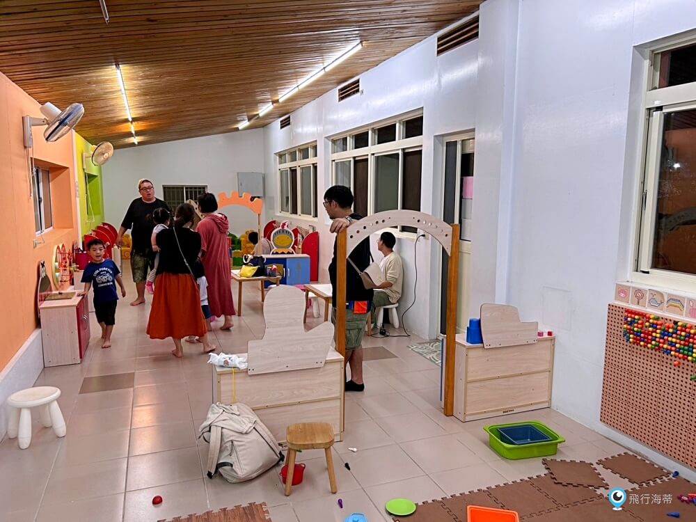 苗栗【藍鵲渡假莊園】合掌村 小木屋露營區超美麗 滑梯沙坑玩水設施 入夜更美麗