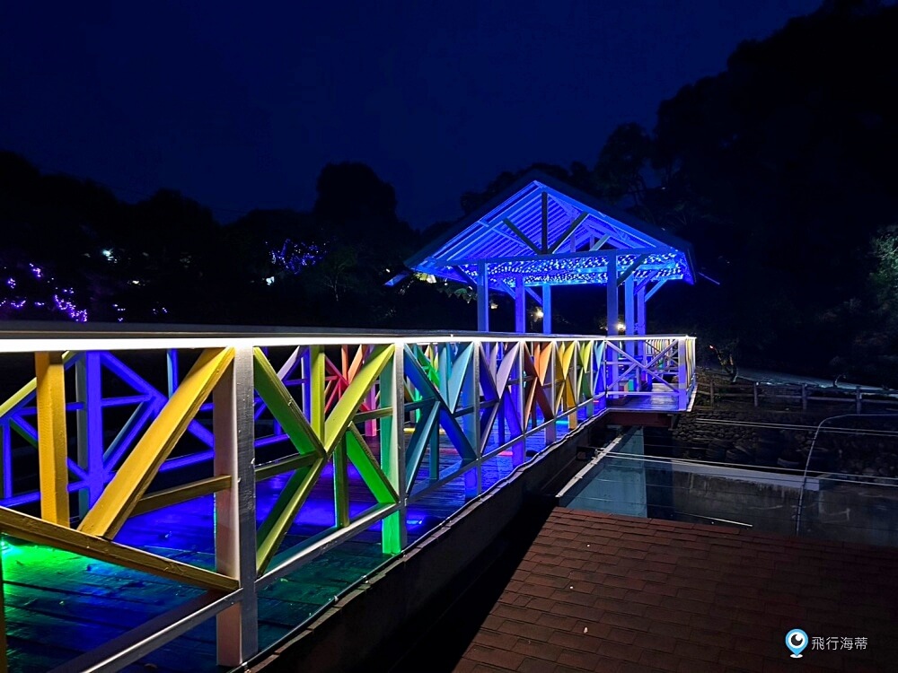 苗栗【藍鵲渡假莊園】合掌村 小木屋露營區超美麗 滑梯沙坑玩水設施 入夜更美麗