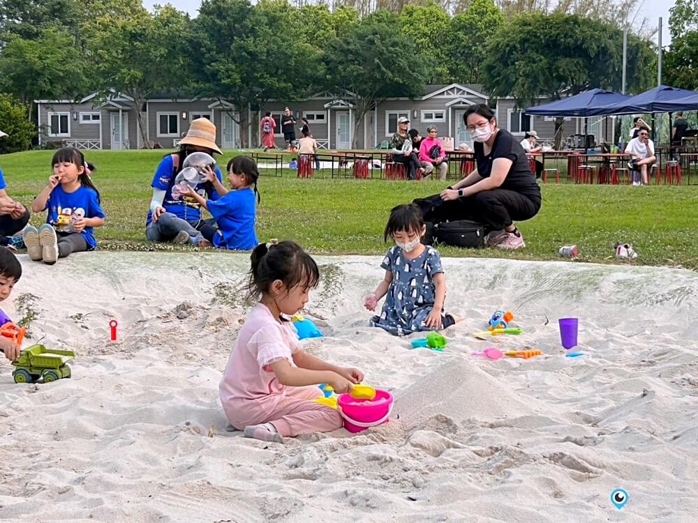 苗栗【藍鵲渡假莊園】合掌村 小木屋露營區超美麗 滑梯沙坑玩水設施 入夜更美麗