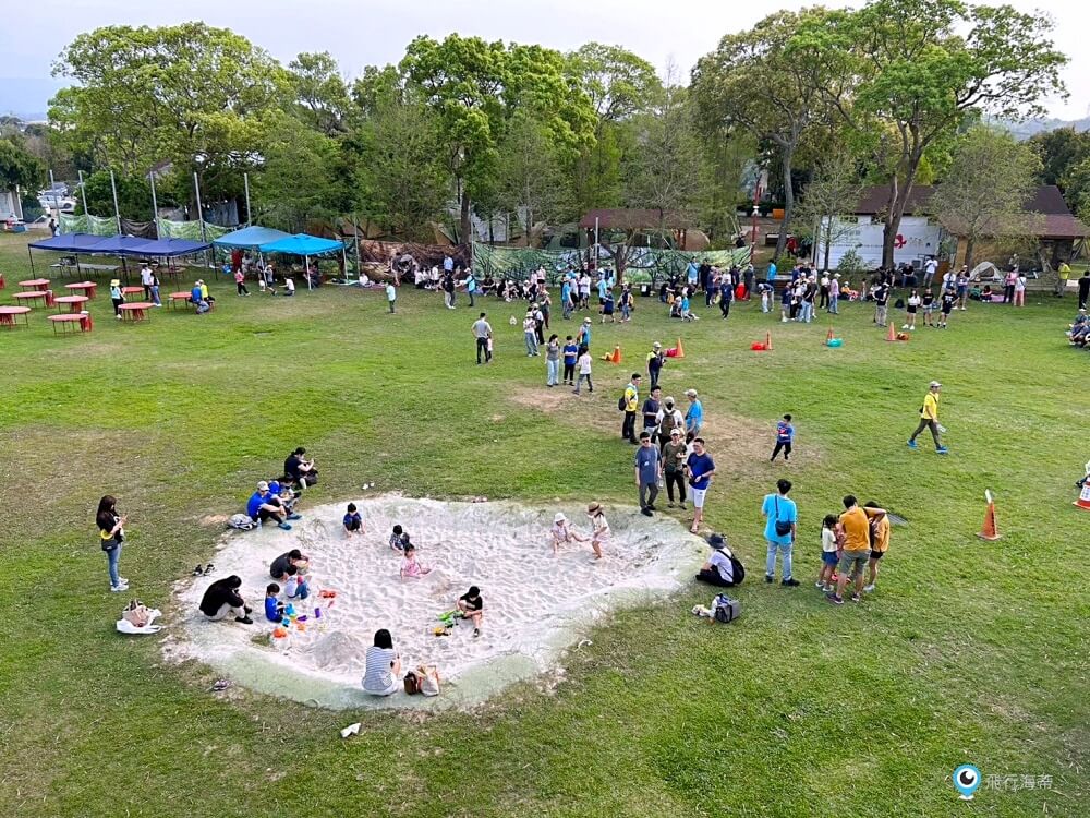 苗栗【藍鵲渡假莊園】合掌村 小木屋露營區超美麗 滑梯沙坑玩水設施 入夜更美麗