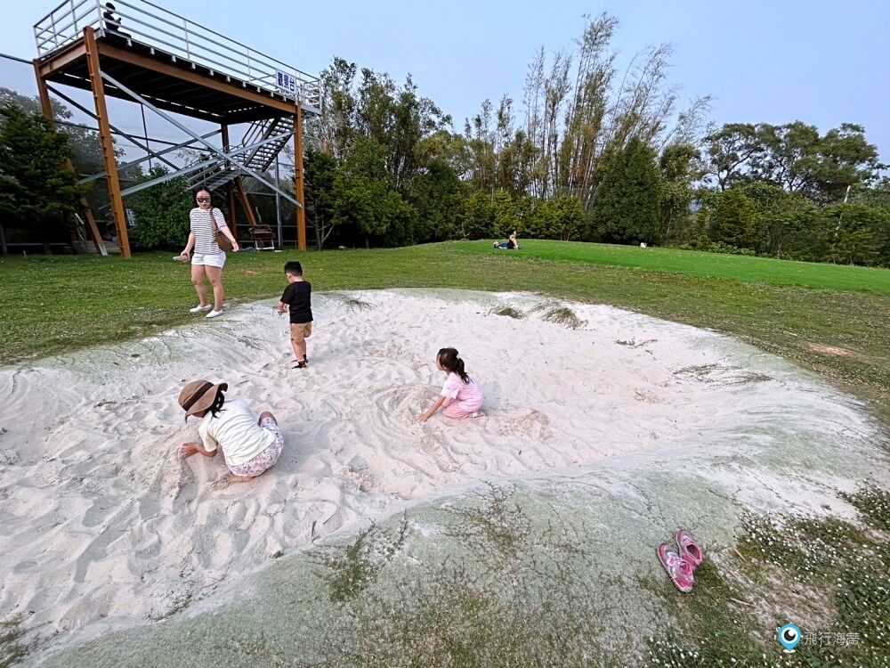 苗栗【藍鵲渡假莊園】合掌村 小木屋露營區超美麗 滑梯沙坑玩水設施 入夜更美麗