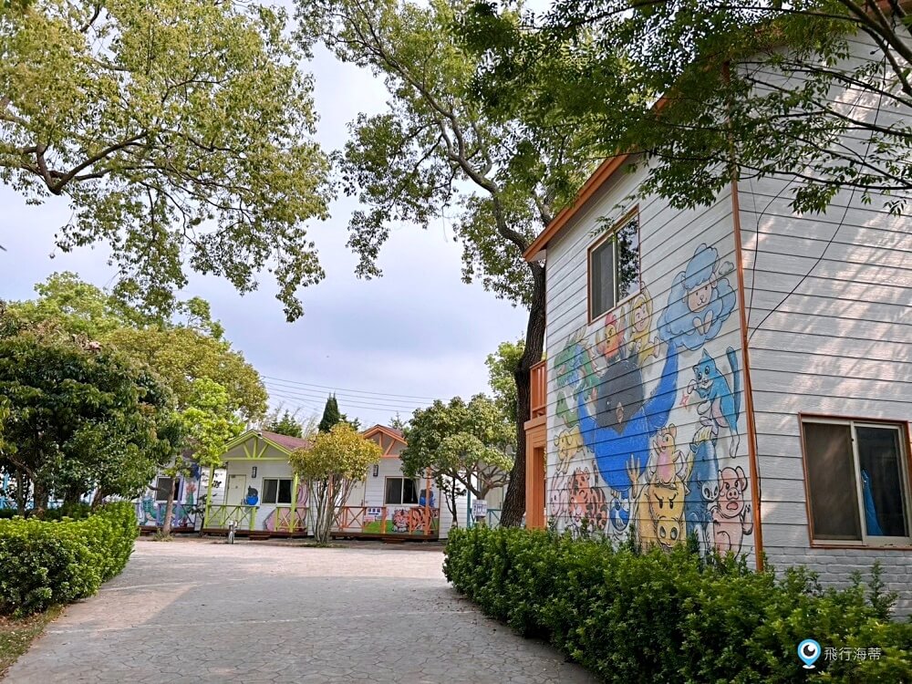 苗栗【藍鵲渡假莊園】合掌村 小木屋露營區超美麗 滑梯沙坑玩水設施 入夜更美麗
