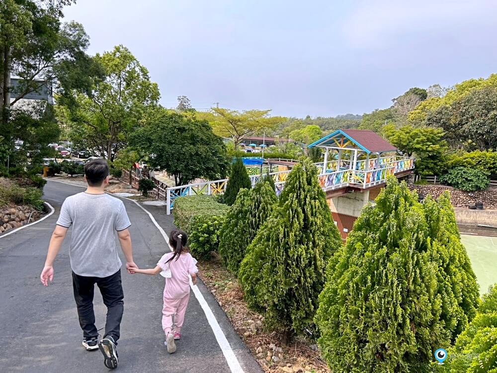 苗栗【藍鵲渡假莊園】合掌村 小木屋露營區超美麗 滑梯沙坑玩水設施 入夜更美麗