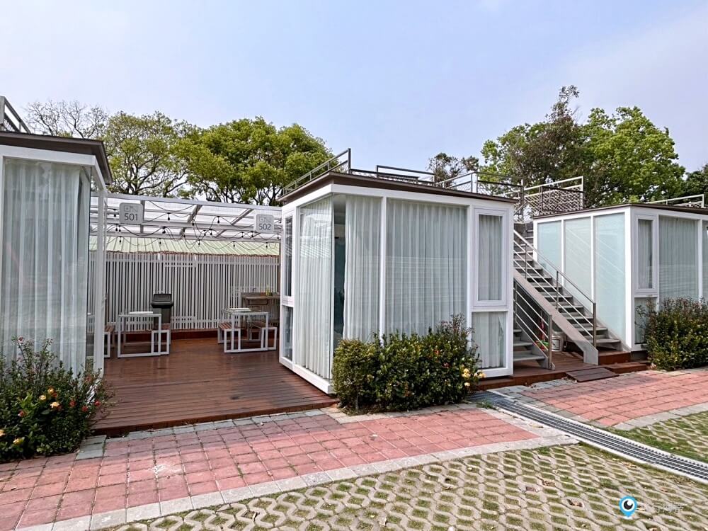 苗栗【藍鵲渡假莊園】合掌村 小木屋露營區超美麗 滑梯沙坑玩水設施 入夜更美麗