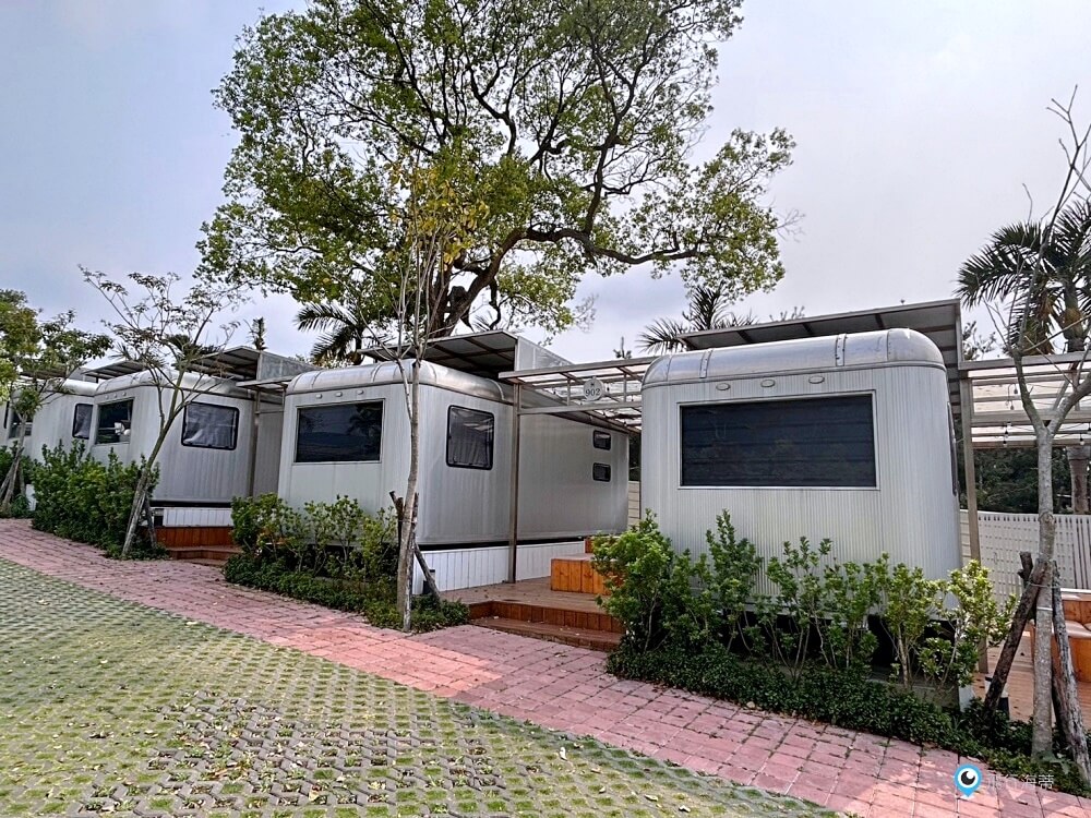 苗栗【藍鵲渡假莊園】合掌村 小木屋露營區超美麗 滑梯沙坑玩水設施 入夜更美麗