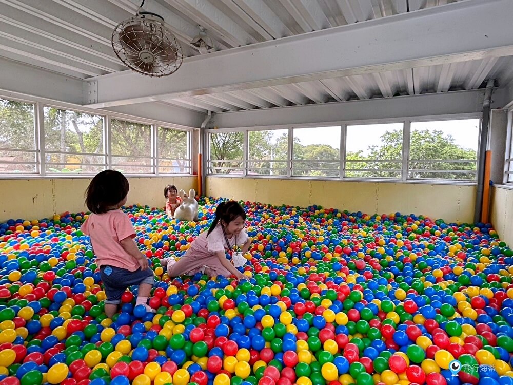苗栗【藍鵲渡假莊園】合掌村 小木屋露營區超美麗 滑梯沙坑玩水設施 入夜更美麗