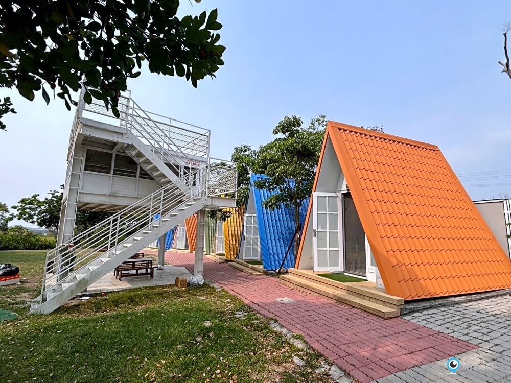 苗栗【藍鵲渡假莊園】合掌村 小木屋露營區超美麗 滑梯沙坑玩水設施 入夜更美麗