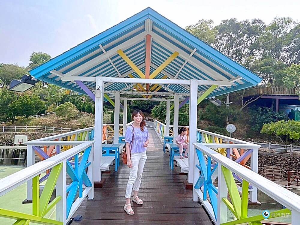 苗栗【藍鵲渡假莊園】合掌村 小木屋露營區超美麗 滑梯沙坑玩水設施 入夜更美麗