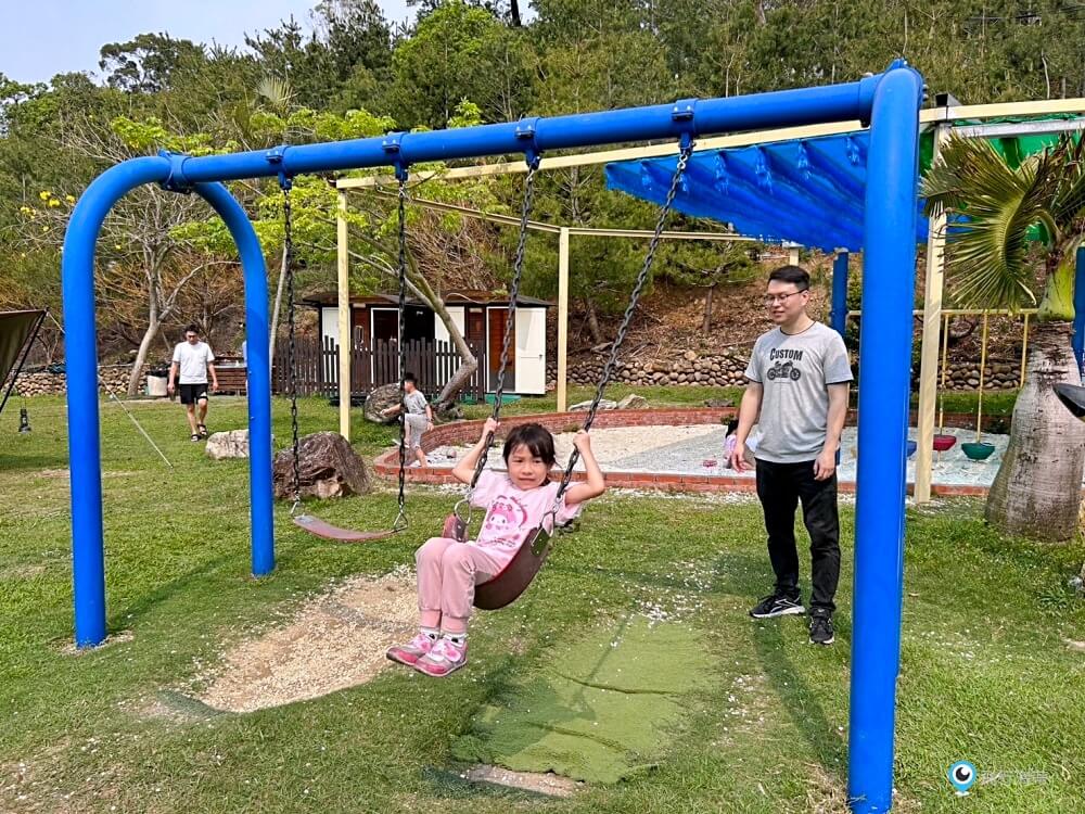 苗栗【藍鵲渡假莊園】合掌村 小木屋露營區超美麗 滑梯沙坑玩水設施 入夜更美麗