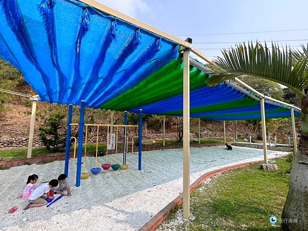 苗栗【藍鵲渡假莊園】合掌村 小木屋露營區超美麗 滑梯沙坑玩水設施 入夜更美麗