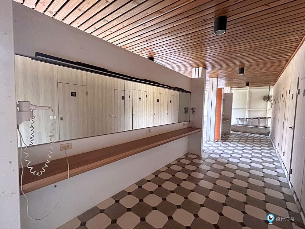 苗栗【藍鵲渡假莊園】合掌村 小木屋露營區超美麗 滑梯沙坑玩水設施 入夜更美麗