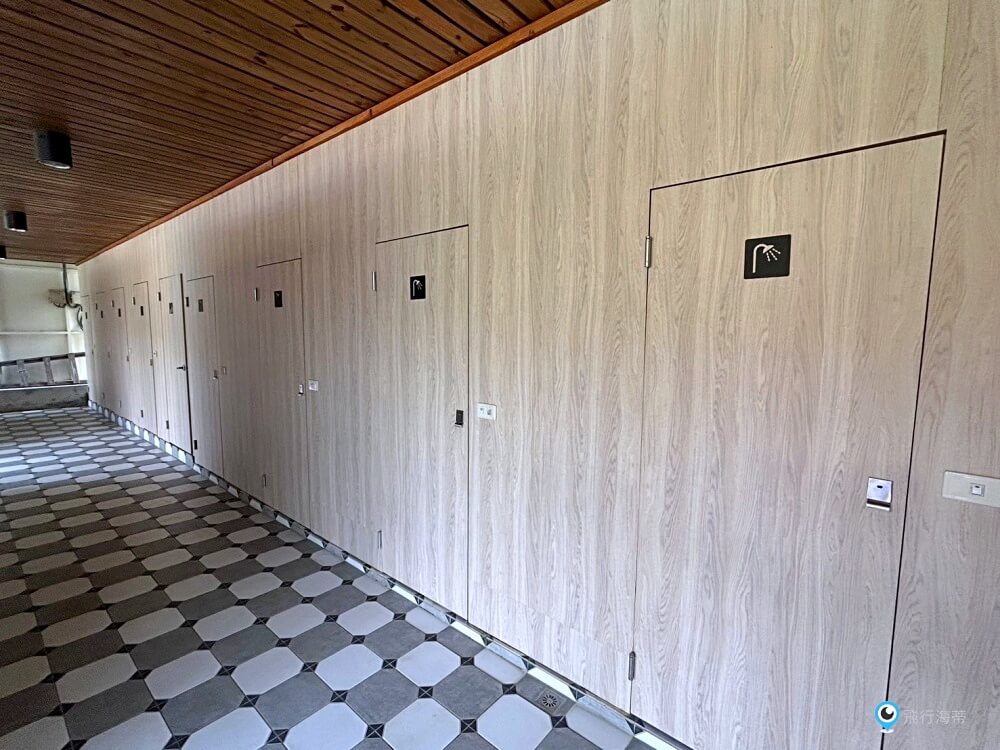 苗栗【藍鵲渡假莊園】合掌村 小木屋露營區超美麗 滑梯沙坑玩水設施 入夜更美麗