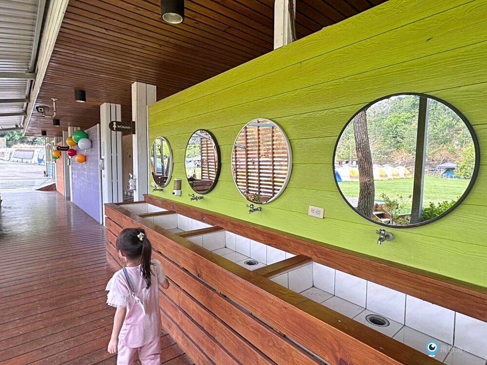 苗栗【藍鵲渡假莊園】合掌村 小木屋露營區超美麗 滑梯沙坑玩水設施 入夜更美麗