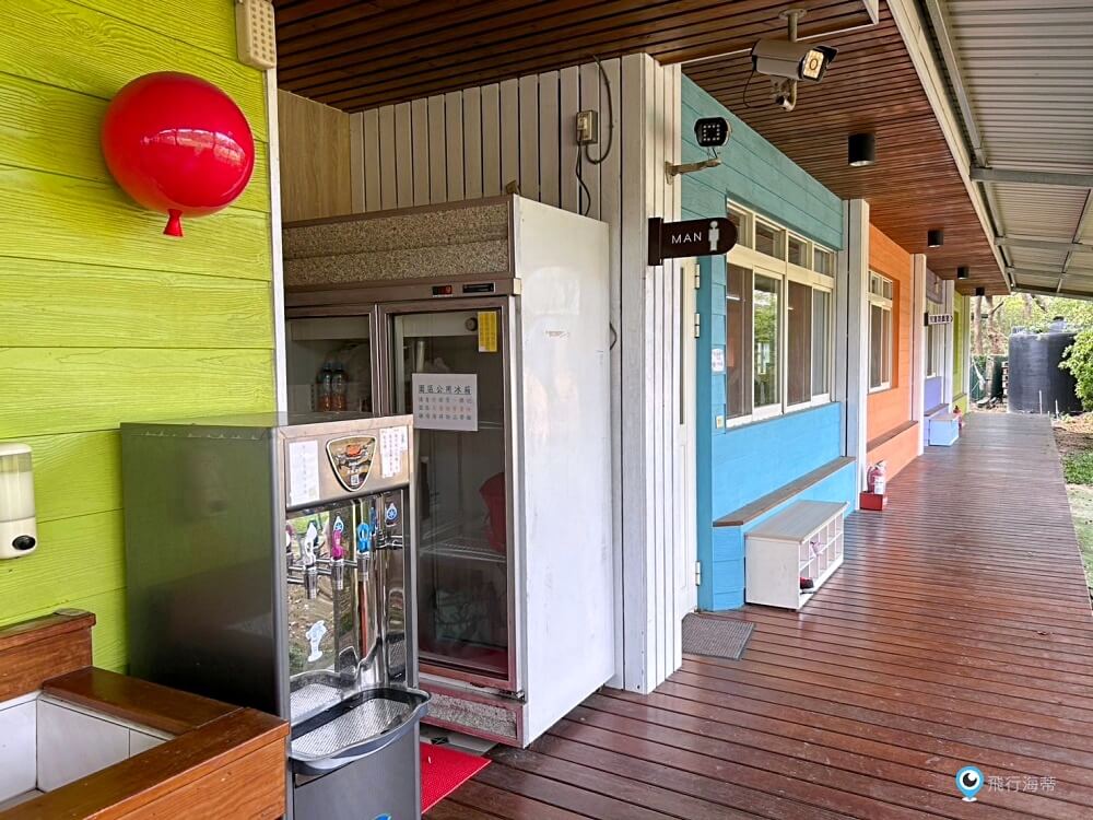 苗栗【藍鵲渡假莊園】合掌村 小木屋露營區超美麗 滑梯沙坑玩水設施 入夜更美麗