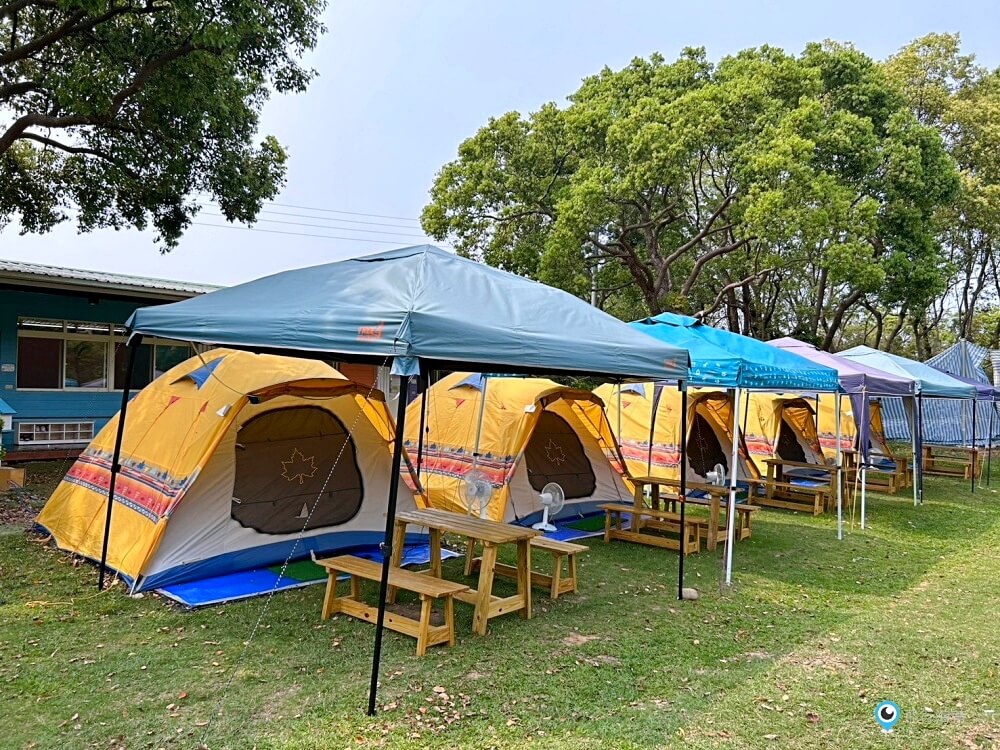 苗栗【藍鵲渡假莊園】合掌村 小木屋露營區超美麗 滑梯沙坑玩水設施 入夜更美麗