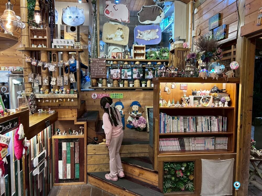 苗栗【橄欖樹咖啡民宿】走進山中秘境的鄉村小屋 轉角遇見貓咪 點燈後美到不想睡