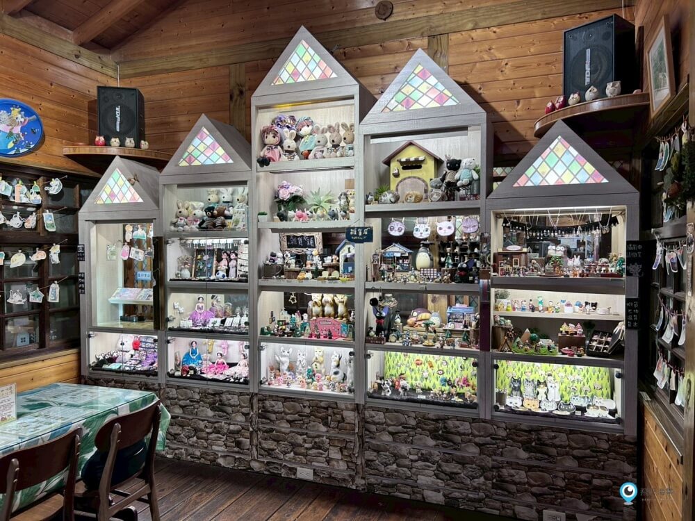 苗栗【橄欖樹咖啡民宿】走進山中秘境的鄉村小屋 轉角遇見貓咪 點燈後美到不想睡