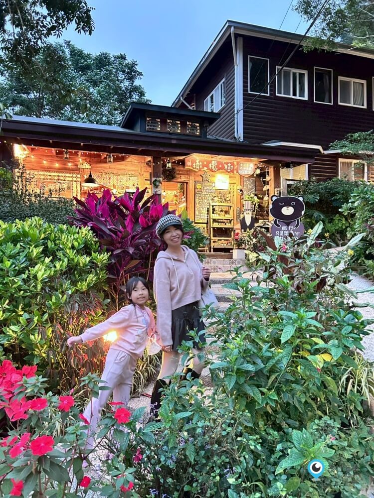 苗栗【橄欖樹咖啡民宿】走進山中秘境的鄉村小屋 轉角遇見貓咪 點燈後美到不想睡