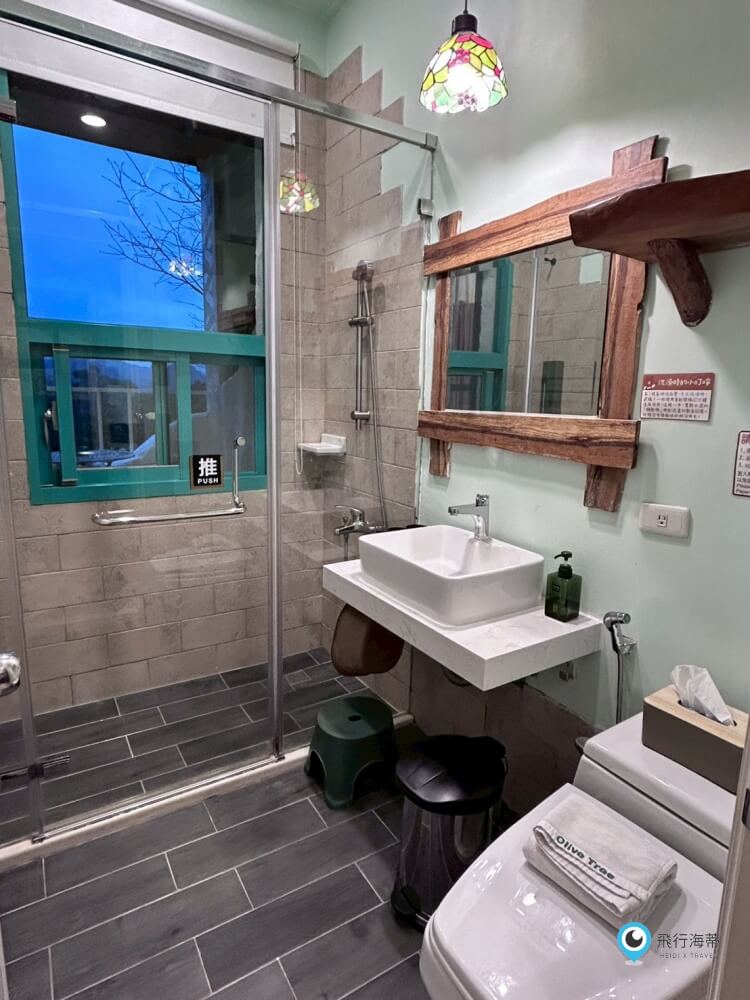 苗栗【橄欖樹咖啡民宿】走進山中秘境的鄉村小屋 轉角遇見貓咪 點燈後美到不想睡