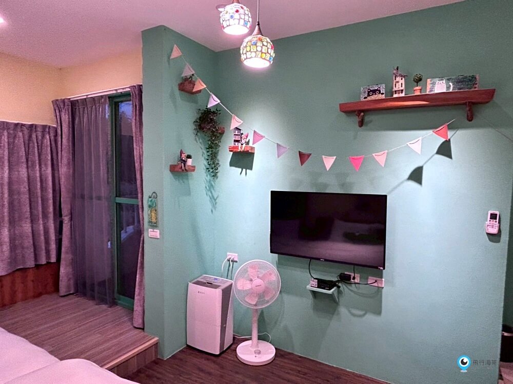 苗栗【橄欖樹咖啡民宿】走進山中秘境的鄉村小屋 轉角遇見貓咪 點燈後美到不想睡