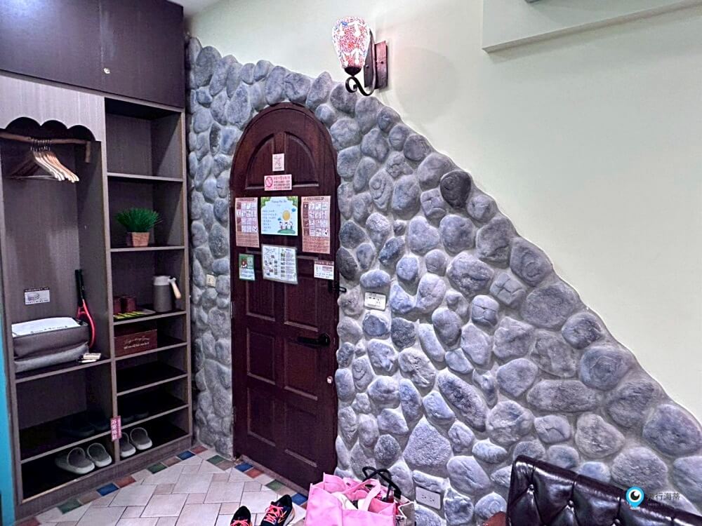 苗栗【橄欖樹咖啡民宿】走進山中秘境的鄉村小屋 轉角遇見貓咪 點燈後美到不想睡