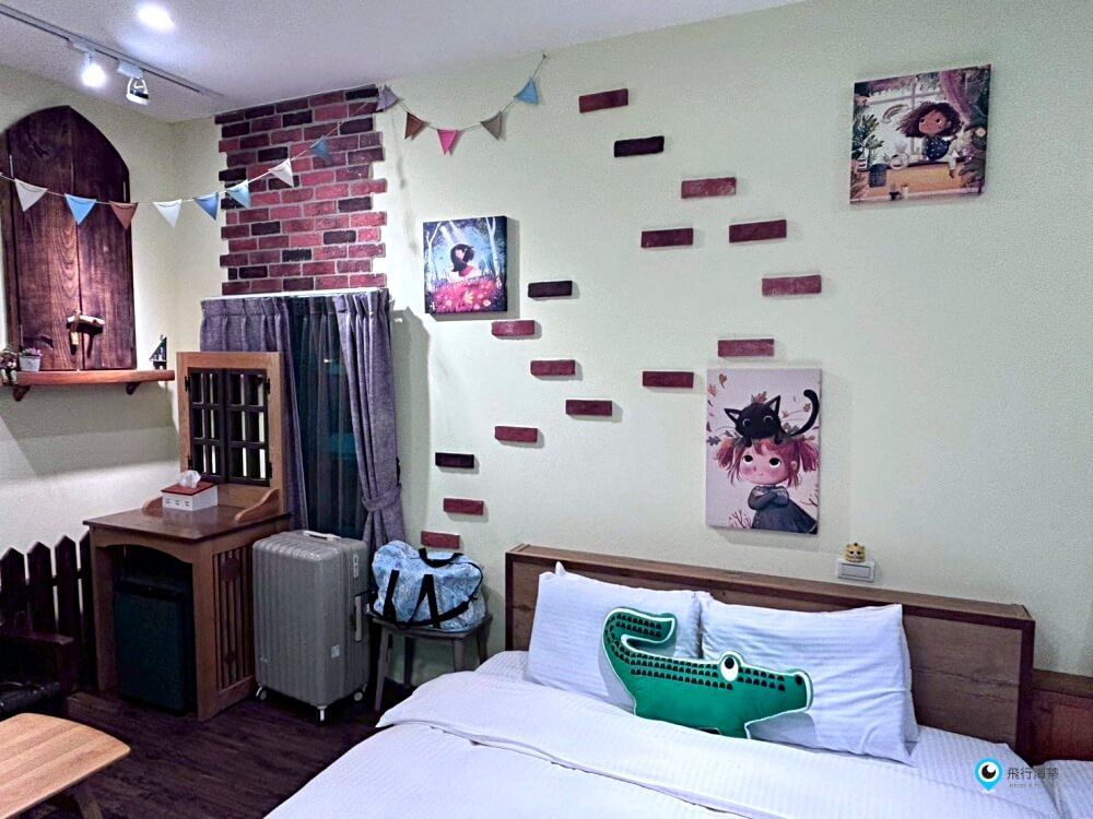 苗栗【橄欖樹咖啡民宿】走進山中秘境的鄉村小屋 轉角遇見貓咪 點燈後美到不想睡