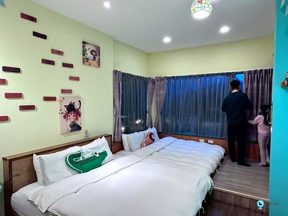 苗栗【橄欖樹咖啡民宿】走進山中秘境的鄉村小屋 轉角遇見貓咪 點燈後美到不想睡