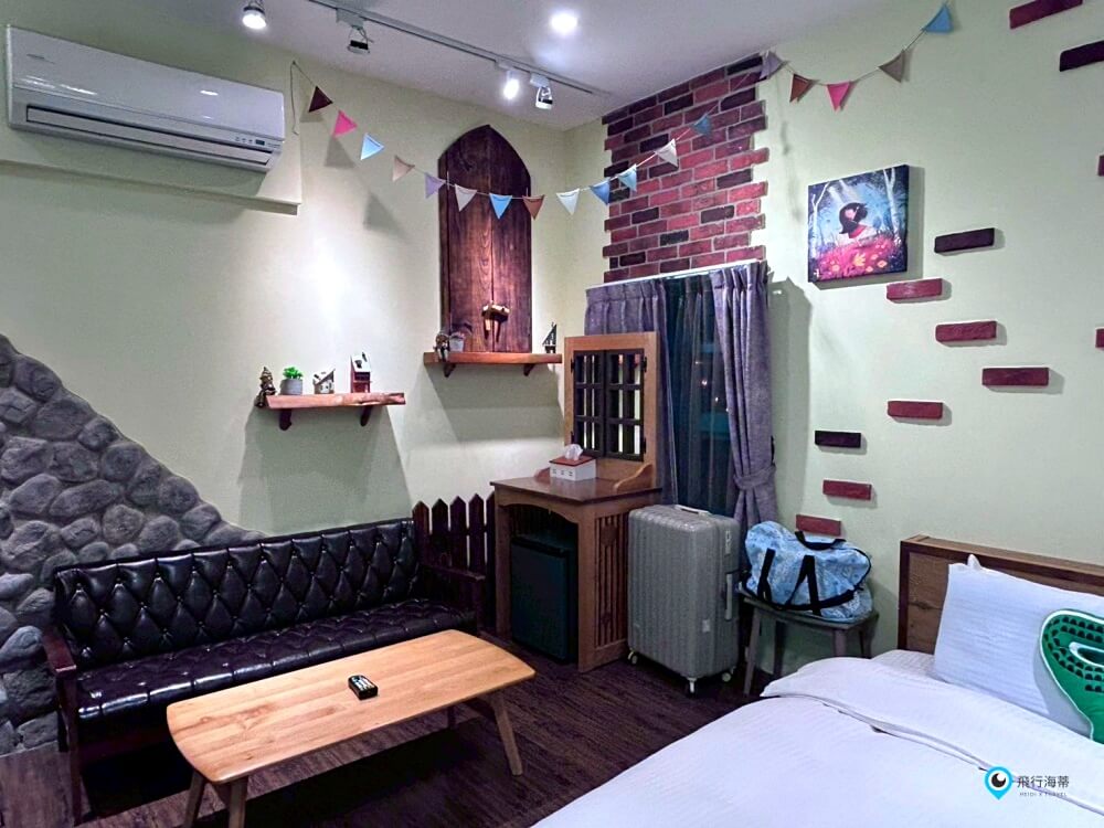 苗栗【橄欖樹咖啡民宿】走進山中秘境的鄉村小屋 轉角遇見貓咪 點燈後美到不想睡