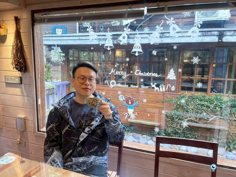 苗栗【橄欖樹咖啡民宿】走進山中秘境的鄉村小屋 轉角遇見貓咪 點燈後美到不想睡
