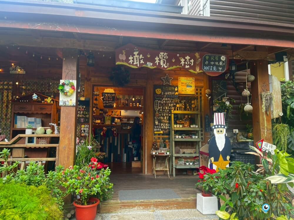 苗栗【橄欖樹咖啡民宿】走進山中秘境的鄉村小屋 轉角遇見貓咪 點燈後美到不想睡