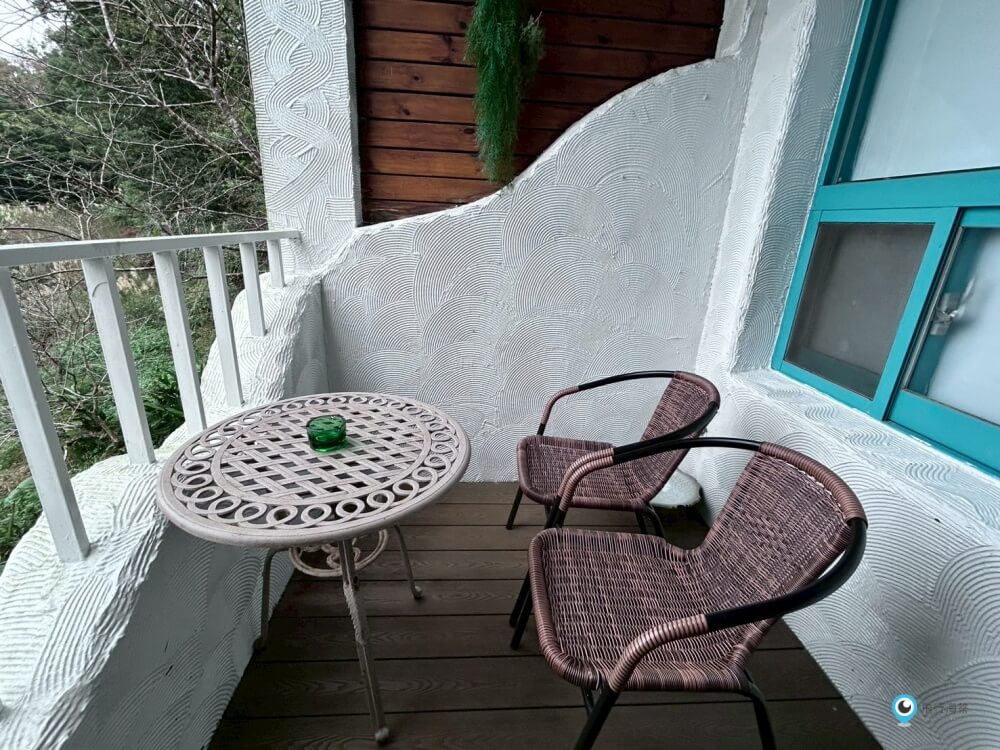 苗栗【橄欖樹咖啡民宿】走進山中秘境的鄉村小屋 轉角遇見貓咪 點燈後美到不想睡