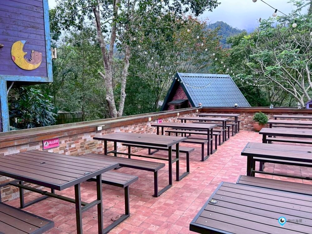 苗栗【橄欖樹咖啡民宿】走進山中秘境的鄉村小屋 轉角遇見貓咪 點燈後美到不想睡