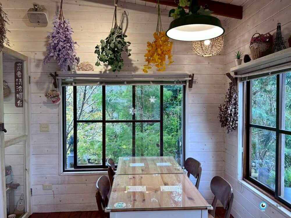 苗栗【橄欖樹咖啡民宿】走進山中秘境的鄉村小屋 轉角遇見貓咪 點燈後美到不想睡