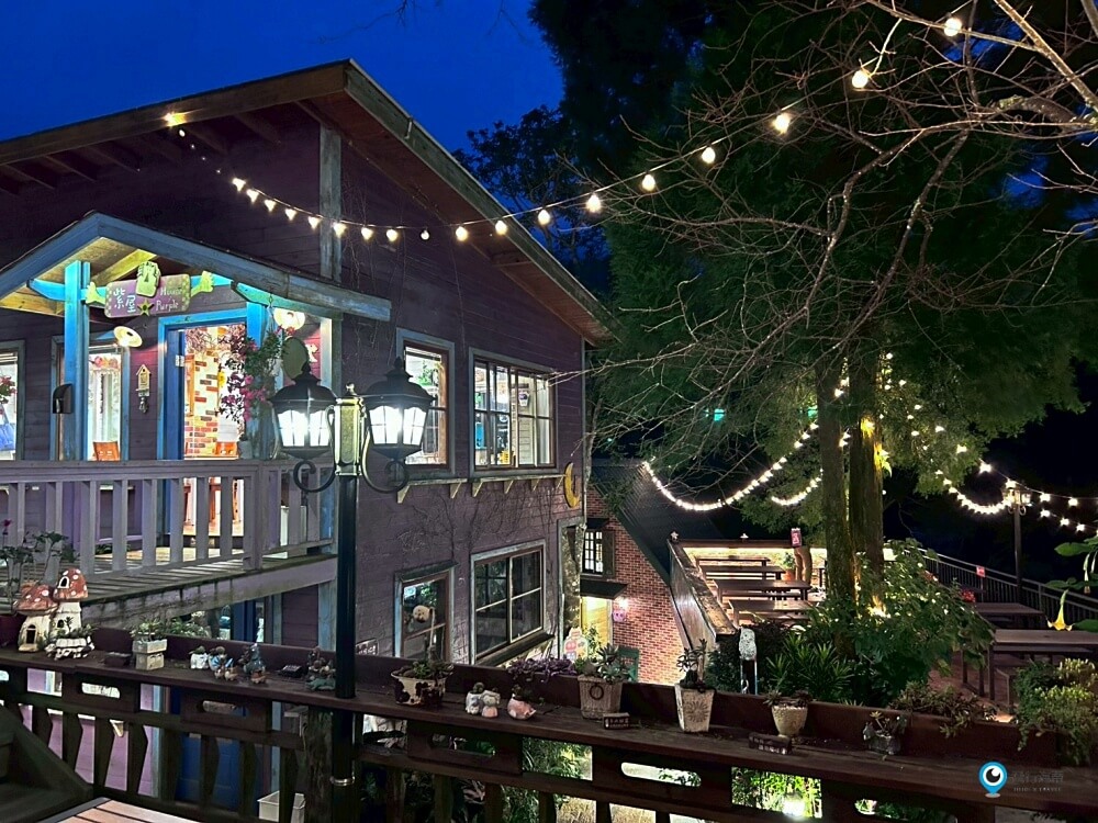 苗栗【橄欖樹咖啡民宿】走進山中秘境的鄉村小屋 轉角遇見貓咪 點燈後美到不想睡